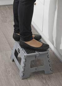 FOLDING STEP STOOL 