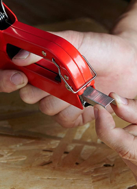 STAPLE GUN WITH STAPLES 