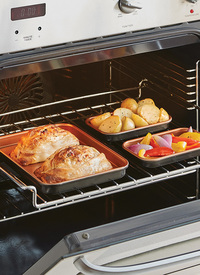 3 NON-STICK BAKING TRAYS 3 NON-STICK BAKING TRAYS