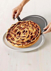 Oven tray with lift